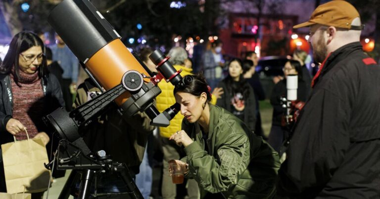 urlhttps3A2F2Fcalifornia times brightspot.s3.amazonaws.com2F6f2F692F822e8134431db3b9b102e4f2221c2F1494655 wk star party04 cs