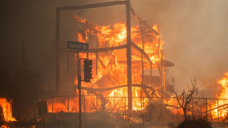 LA wildfires Sunset Blvd Apu Gomes Stringer Getty